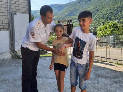Детскую досуговую площадку в сельском Доме культуры аула Хаджико посетил сотрудник отдела полиции Лазаревского района.