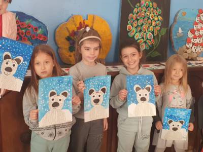 В Лазаревском центре национальных культур  проходят мастер-классы для детей по созданию новогодних поделок.