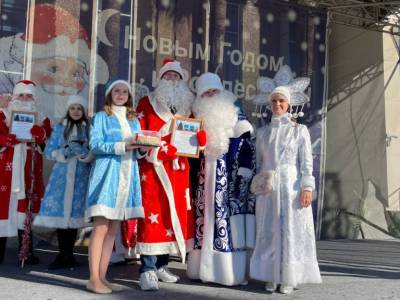 В Лазаревском районе череду новогодних мероприятий открыл фестиваль «Парад Дедов Морозов».