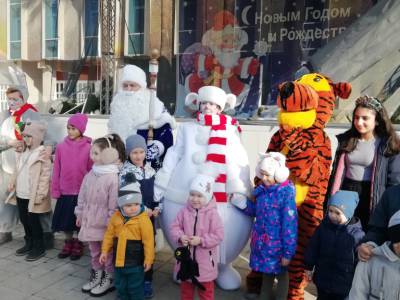 4 января на площади Лазаревского РЦНК состоялась развлекательная программа для детей.