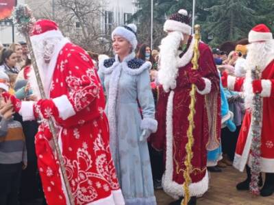 21 декабря в Лазаревском районе масштабный парад Дедов Морозов открыл череду новогодних мероприятий