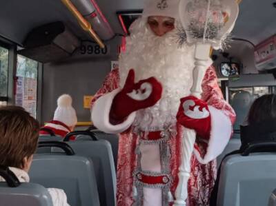 Дед Мороз со Снегурочкой поздравили пассажиров общественного транспорта